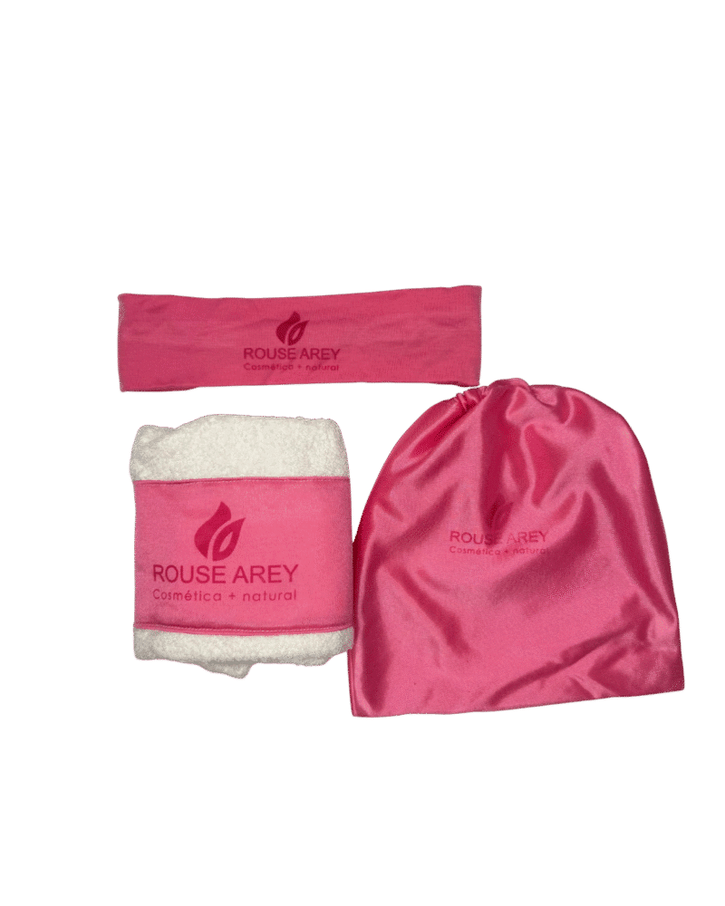 Kit accesorios de gabinete: Almohada 30 x 30 para camilla + vincha + toalla + bolsa porta cosmeticos. Impresos con logo Rouse Arey